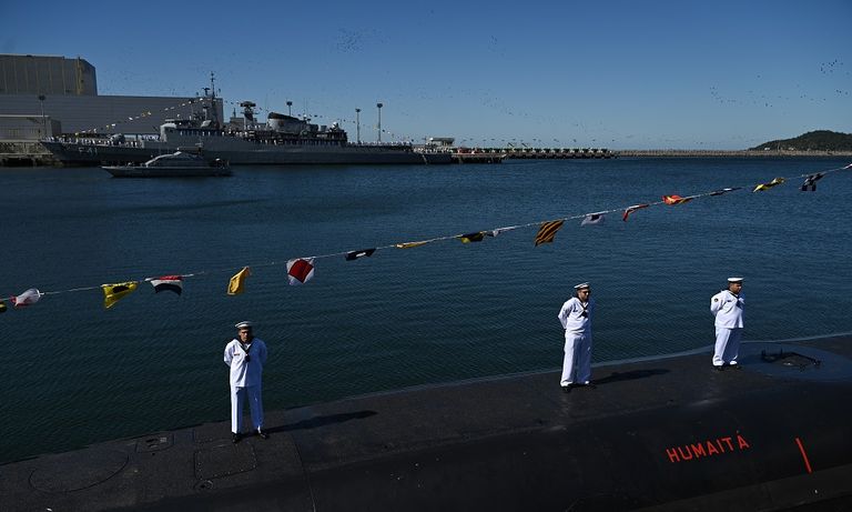 البحرية البرازيلية بعد تسلمها الغواصة رياتشويلو- الفرنسية