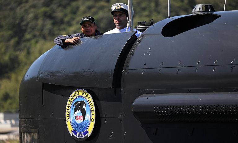 البحرية البرازيلية بعد تسلمها الغواصة رياتشويلو- الفرنسية