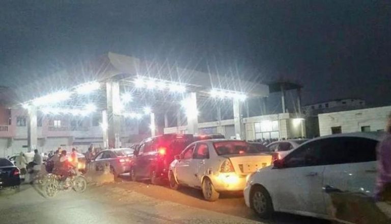 طوابير سيارات أمام محطات للوقود في صنعاء بعد افتعال الحوثي للأزمة 