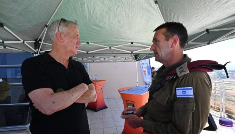 رئيس أركان الجيش الإسرائيلي هاليفي (يمين) ووزير الدفاع جانتس _ أرشيفية