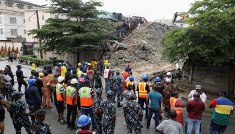 انتشال جثة أحد ضحايا انهيار المبنى