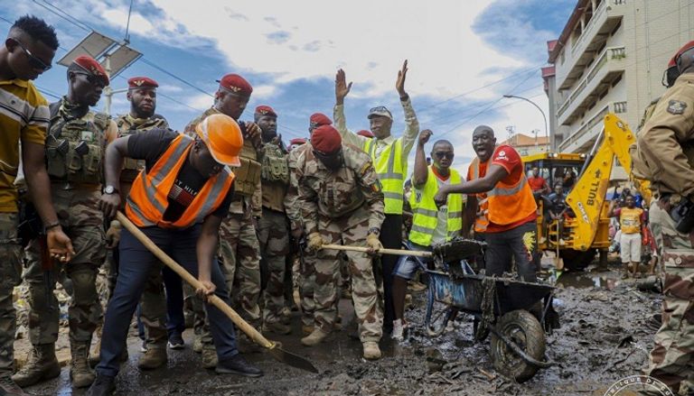 انتشال جثة أحد ضحايا انهيار المبنى