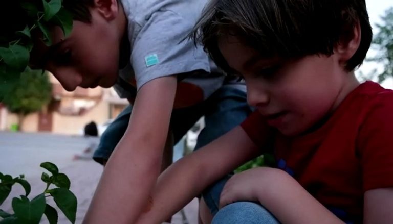 الأطفال جذبتهم فكرة العناية بشجرة تحمل اسمهم سماءهم