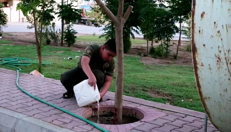 الأطفال جذبتهم فكرة العناية بشجرة تحمل اسمهم سماءهم