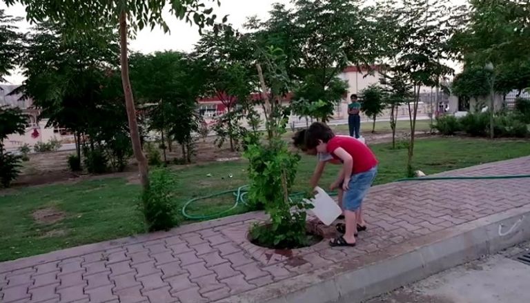 الأطفال جذبتهم فكرة العناية بشجرة تحمل اسمهم سماءهم