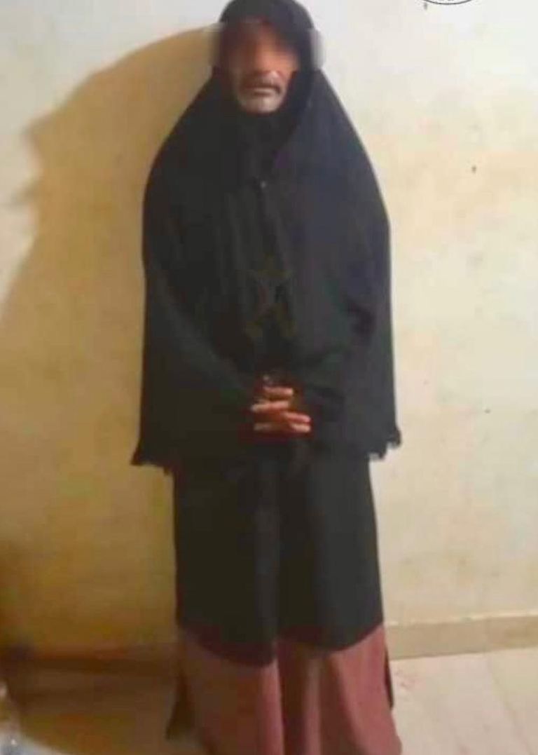 العنصر الحوثي المضبوط في أحد مداخل عدن بزي نسائي سيارة مدنية استهدفت الخلية الإرهابية للحوثي قبل أن يتم ضبطها في الساحل الغربي