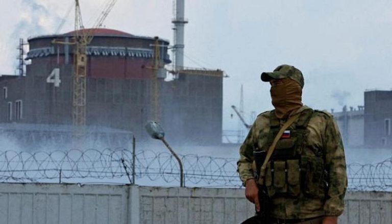 جندي روسي قرب محطة زابوريجيا النووية