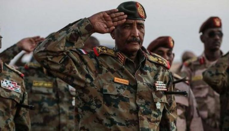 رئيس المجلس الانتقالي وسط عسكريين سودانيين