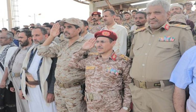 القيادي الحوثي وقائد التشكيل الحمران خلال استعراض عسكري للمليشيات