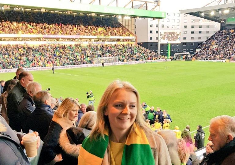 ليز تراس بوشاح نوريتش سيتي ليز تراس