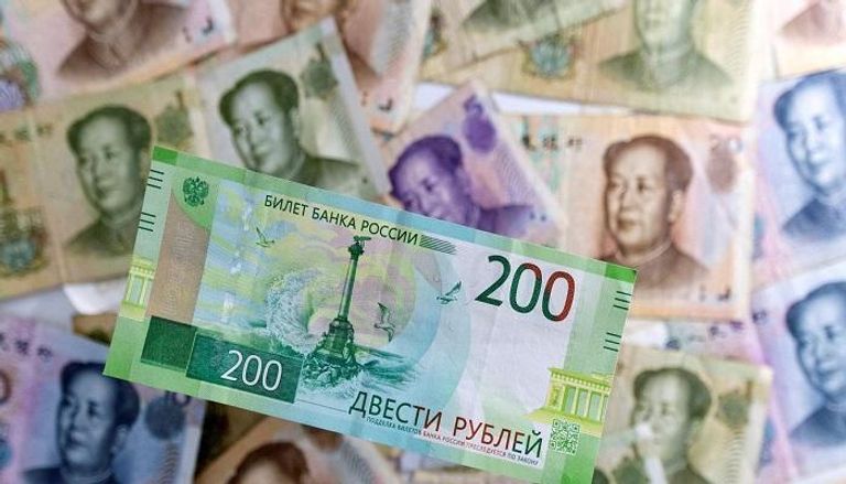 أوراق نقدية من الروبل الروسي واليوان الصيني - رويترز