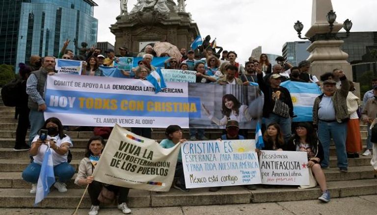 أرجنتينيون يدعمون نائبة الرئيس  - أ . ف .ب