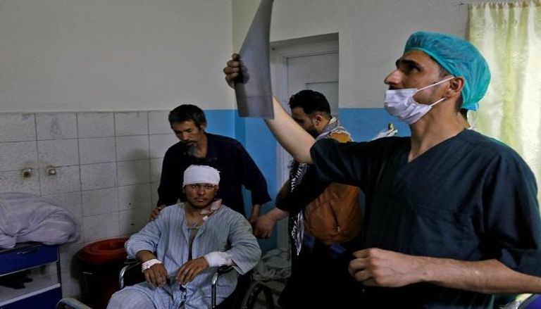 مصاب في انفجار كابول يتلقى العلاج
