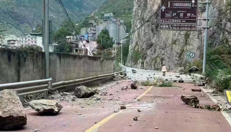 جانب من الدمار الذي خلفه الزلزال في الصين
