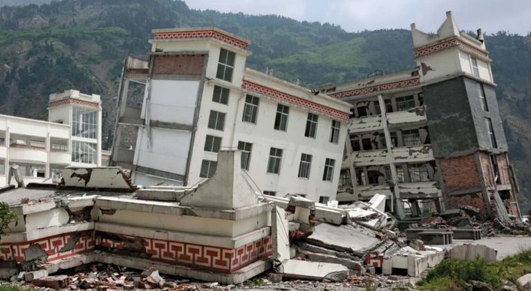 جانب من الدمار الذي خلفه الزلزال في الصين