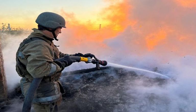 رجال إطفاء أوكرانيون يخمدون حريقًا في باخموت - رويترز
