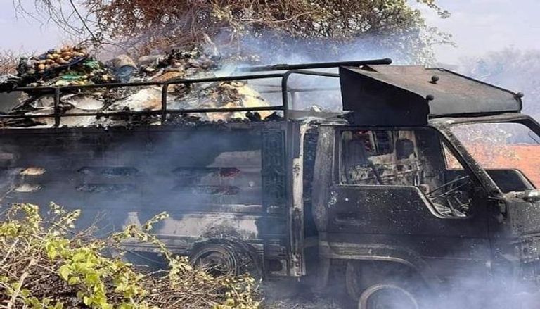آثار هجوم لحركة الشباب استهدف مركبات نقل مواد غذائية بوسط الصومال