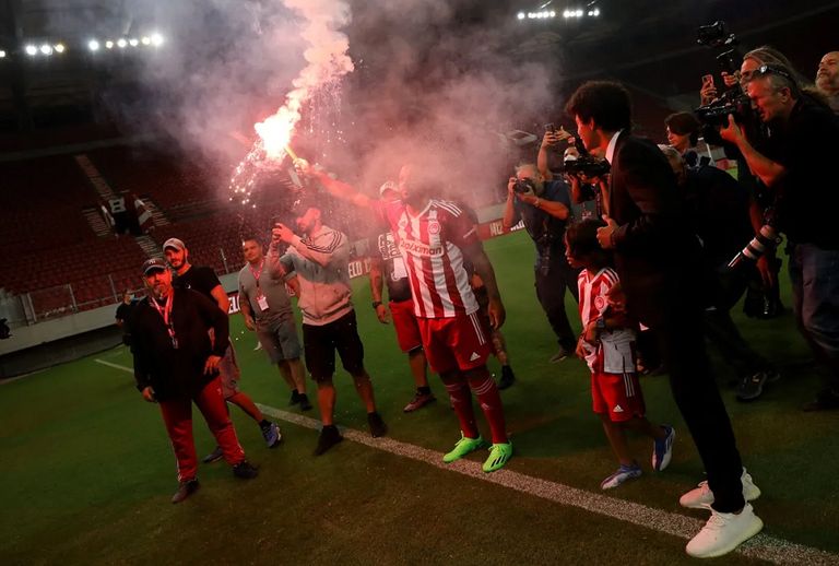 98 233950 marcelo olympiacos fans flare chants 3