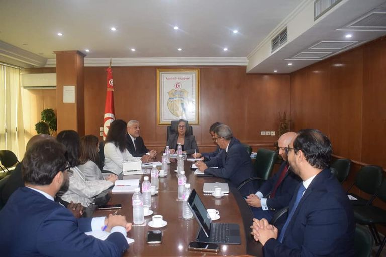 صورة لاجتماع وزير الصناعة بممولي المشروع