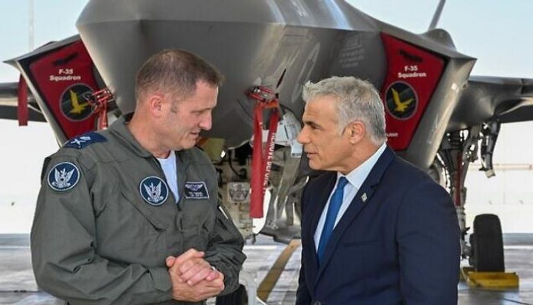 رئيس وزراء إسرائيل لابيد يلتقي قائد القوات في قاعدة نيفاتيم الجوية 