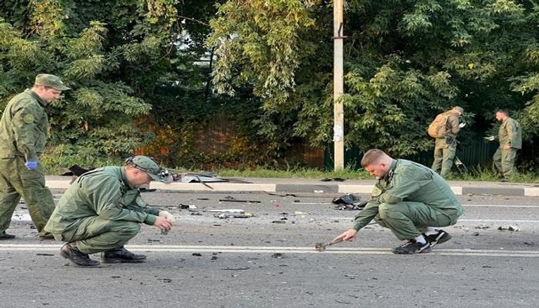 رجال أمن روس خلال فحص موقع انفجار سابق
