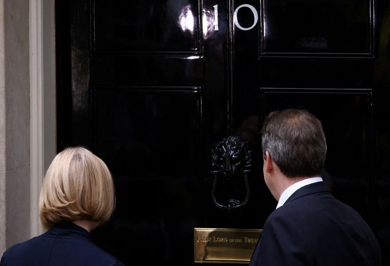 هيو أوليري مع زوجته رئيسة الوزراء البريطانية