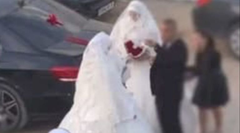 العريس الجزائري مع عروسيه في مراسم الزفاف