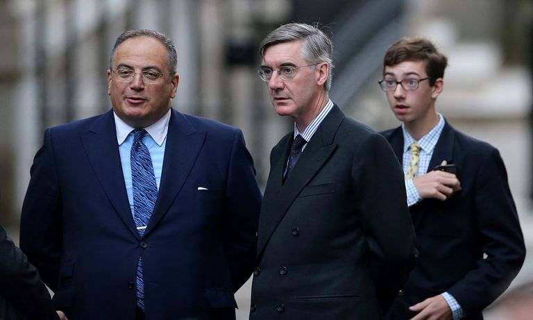 وزيرة الثقافة السابقة وشقيقة جونسون تلتقطان