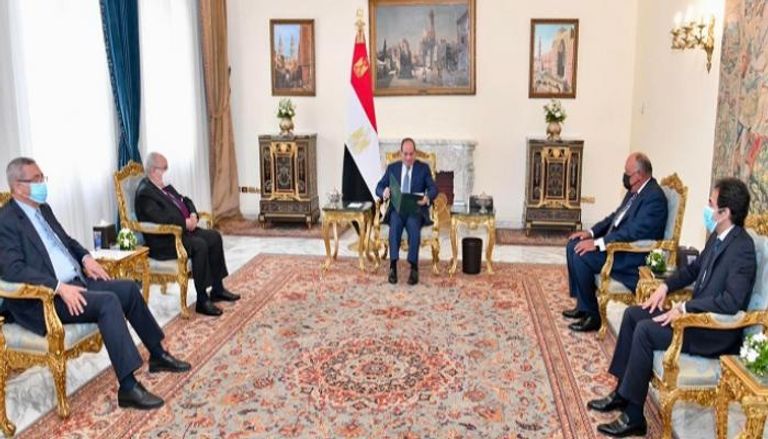 الرئيس المصري عبدالفتاح السيسي خلال استقباله لعمامرة 