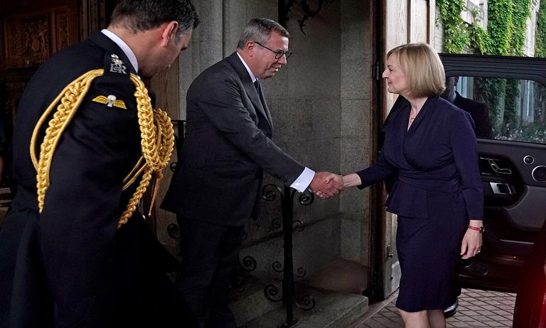 الملكة إليزابيث تصافح ليز تراس