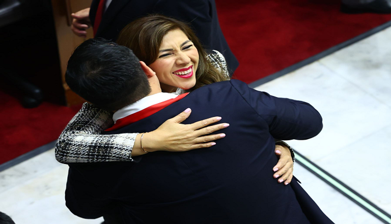 جانب من تهنئتها بالمنصب قبل أسابيع ليدي كامونيس رئيسة الكونغرس في بيرو