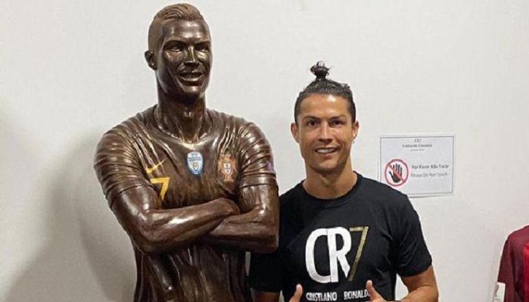 كريستيانو رونالدو مع التمثال الخاص به