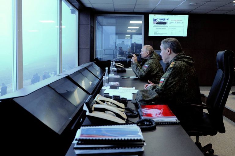 بوتين في اجتماع مع وزير الدفاع ورئيس الأركان الروسيين