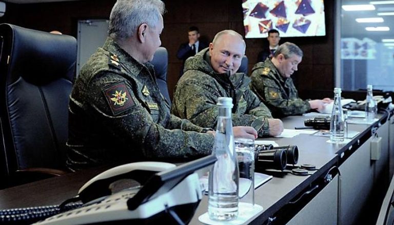 بوتين في اجتماع مع وزير الدفاع ورئيس الأركان الروسيين