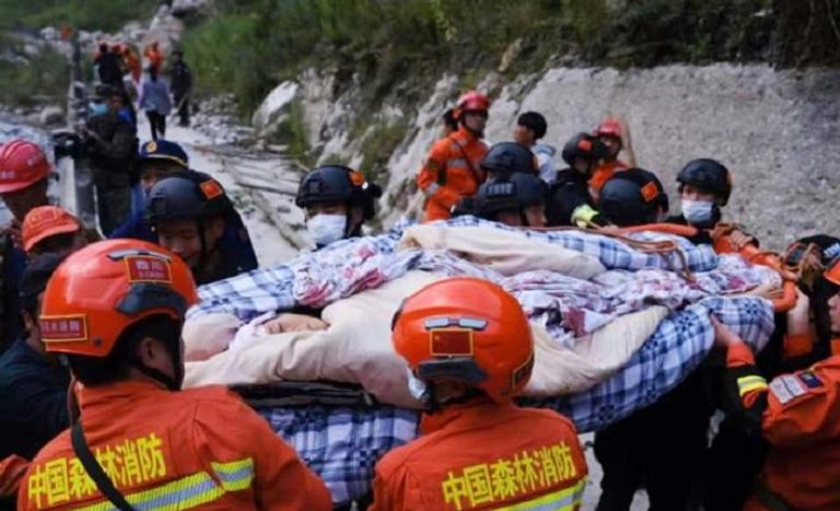 رجال الإنقاذ يسابقون الزمن لإنقاذ العالقين