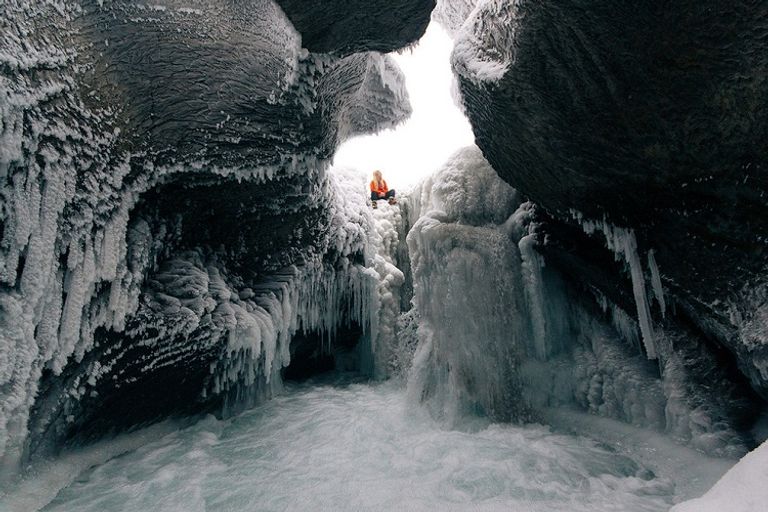 كهف أثباسكا أحد أكبر الكهوف الجليدية في العالم أكبر الكهوف الجليدية في العالم…5 كهوف جليدية رائعة