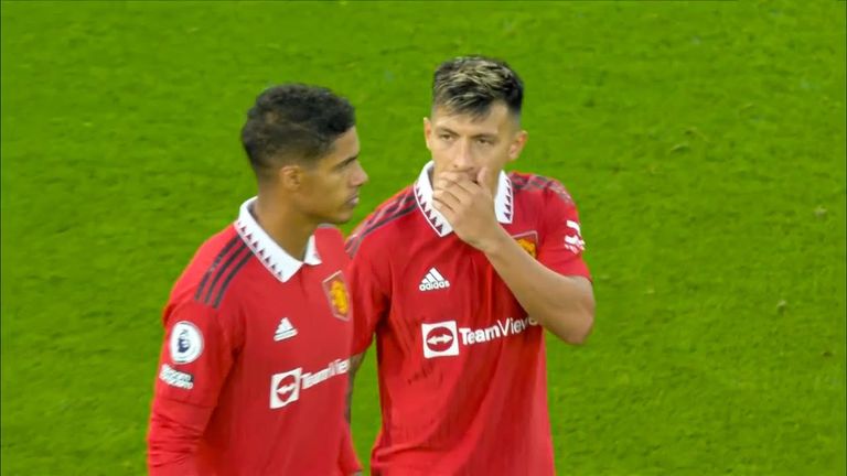 ليساندرو مارتينيز ورافائيل فاران مدافعا مانشستر يونايتد إيريك تين هاج مدرب مانشستر يونايتد