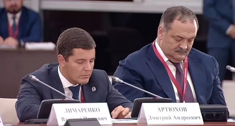 الرئيس الروسي فلاديمير بوتين يبدو غافيا خلال المؤتمر