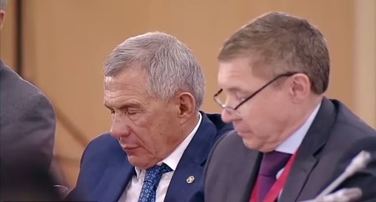 الرئيس الروسي فلاديمير بوتين يبدو غافيا خلال المؤتمر