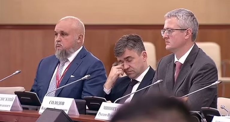 الرئيس الروسي فلاديمير بوتين يبدو غافيا خلال المؤتمر