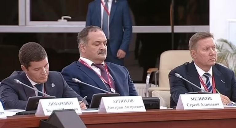 الرئيس الروسي فلاديمير بوتين يبدو غافيا خلال المؤتمر