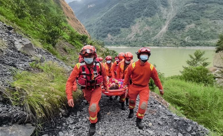 فرق الإنقاذ تكافح لإنقاذ العالقين