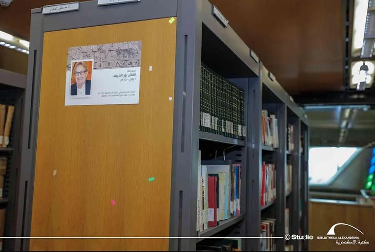 مقتنيات الراحل نور الشريف في مكتبة الإسكندرية الراحل نور الشريف مع زوجته بوسي - أرشيفية