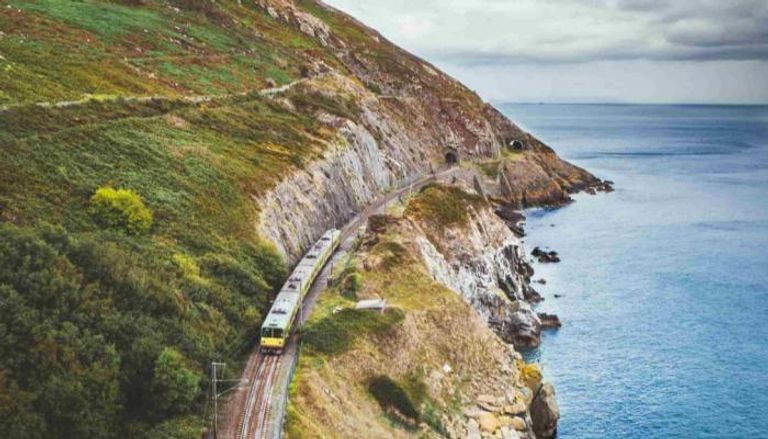 خط السكة الحديد المهدد من التغير المناخي بأيرلندا