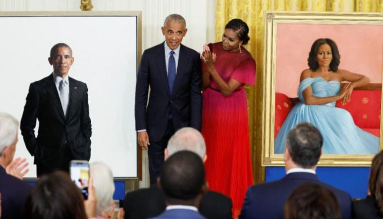 أوباما وزوجته خلال مراسم إزاحة الستار عن اللوحتين