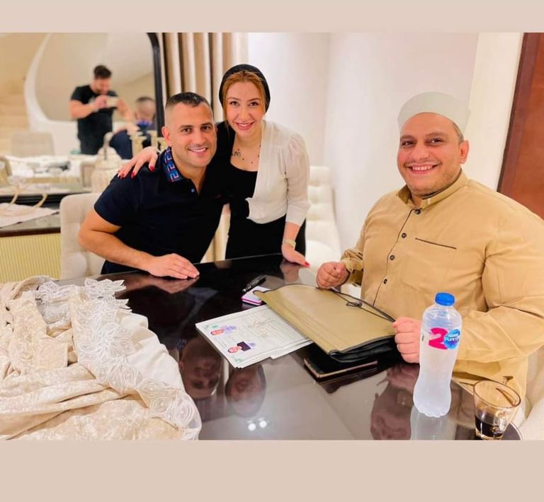 بوسي رفقة زوجها هشام ربيع في حفل زفافهما