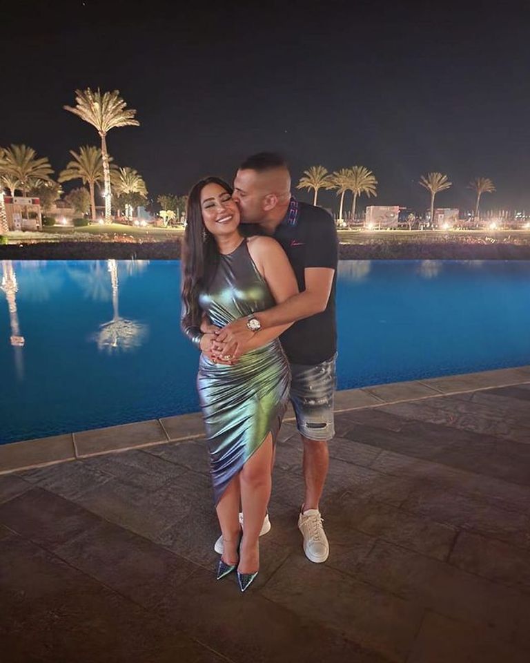 بوسي رفقة زوجها هشام ربيع في حفل زفافهما