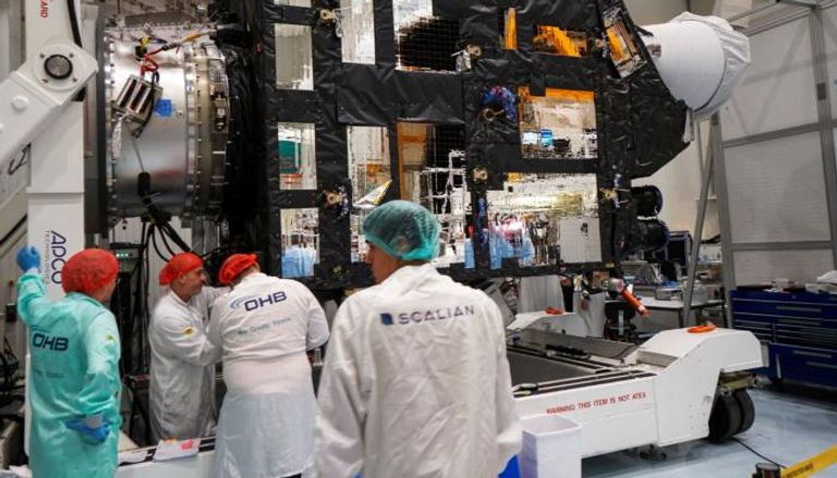 مهندسون يجرون فحوصات على القمر الصناعي الأوروبي الجديد
