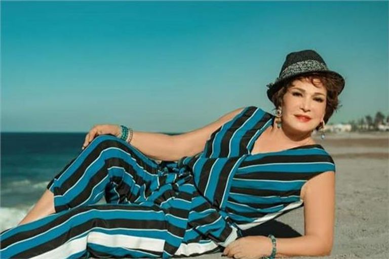 الفنانة لبلبة تستعرض جمالها