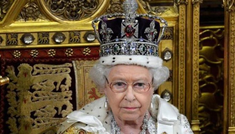 الملكة إليزابيث ترتدي تاج الإمبراطورية